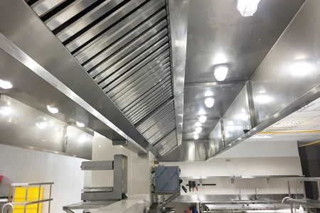 Thiết bị bếp inox công nghiệp trong không gian nhà hàng