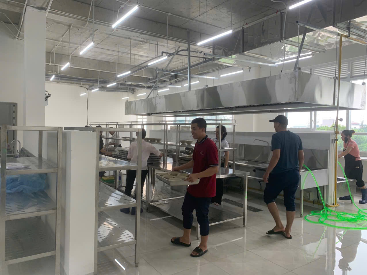 Thiết bị bếp ăn tập thể được vệ sinh trước khi đưa vào hoạt động