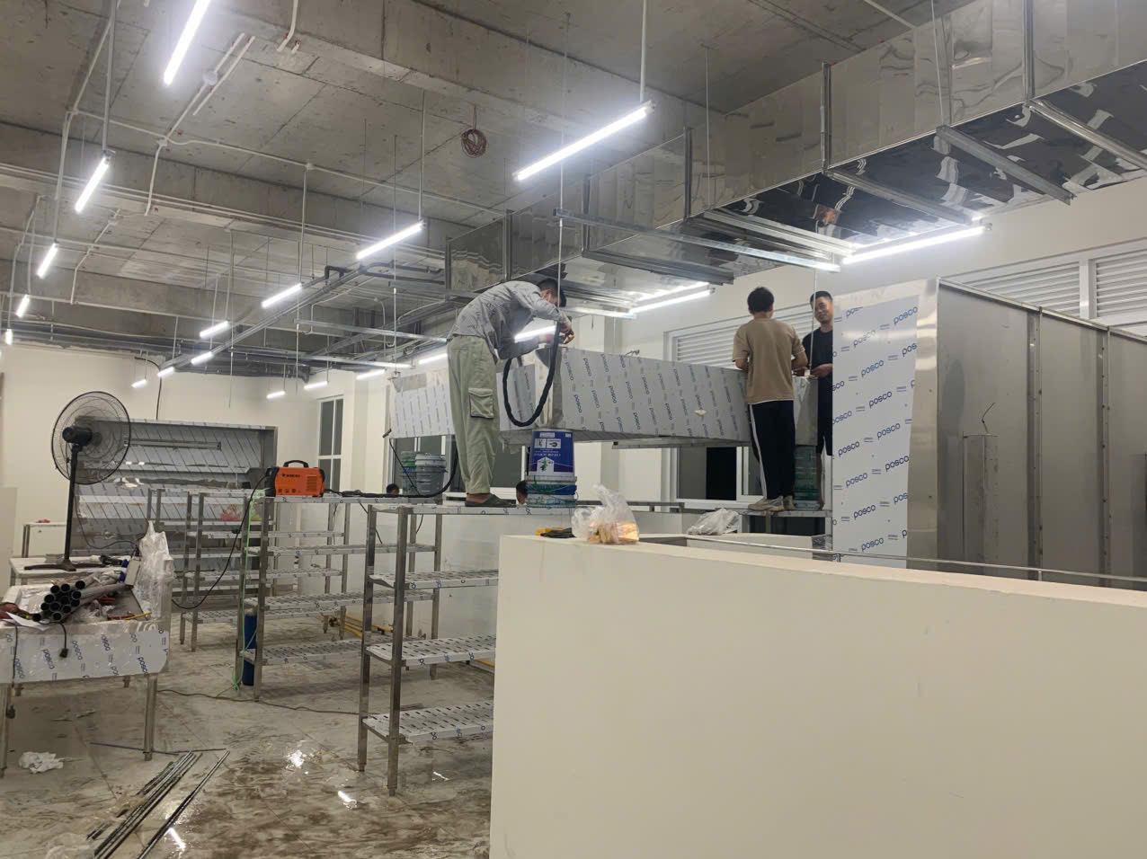 Nhân viên Tân Lộc Phát lắp đặt thiết bị bếp ăn tập thể
